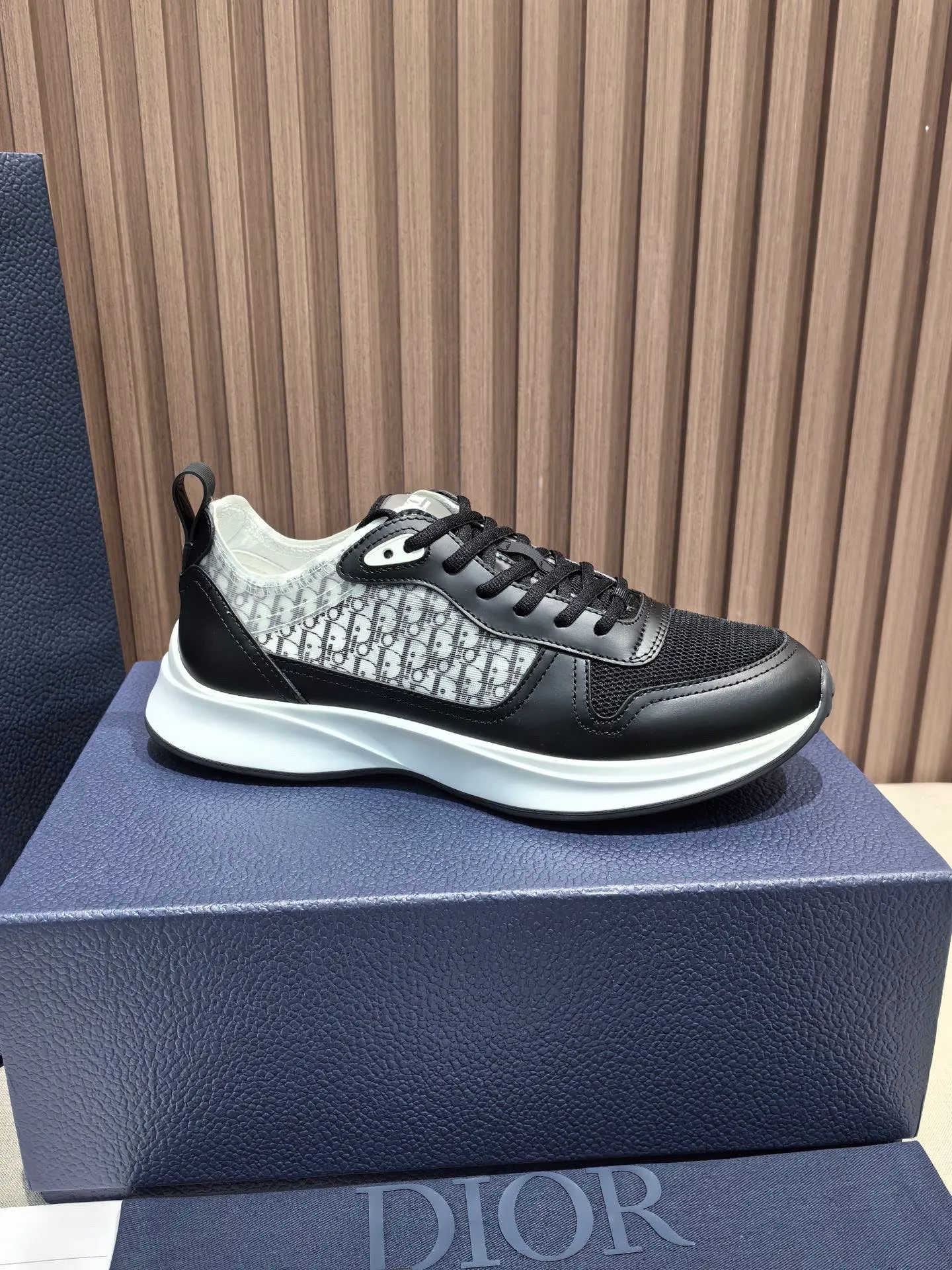 Factory price: 440💰 🔍Top purchasing agent🇮🇹 Dior's super-popular sports shoes, popular for street men, are synchronized with the new product counters. The uppers are made of Italian original imported cowhide and matched with D's customized fabrics. It is a must-have for fashionistas. The complex craftsmanship is perfectly reproduced. Imported soft cowhide foot pads, soles: original soles specially provided by the original factory, exclusive movable molded soles are super comfortable, original factory follow-up goods, 🔍🔍high quality, you can enter and exit the counter at will, welcome to compare, code number 38-45 (46 can be customized and cannot be returned or exchanged)